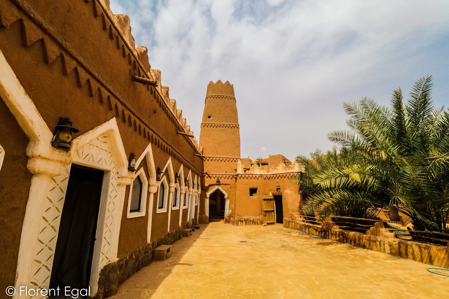 Old mosque and minaret of Ushaiger (photo: Florent Egal)